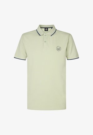 Polo en coton vert clair avec des accents bleu marine sur le col et les manches ; dispose d'une patte de boutonnage à trois boutons et d'un logo brodé.