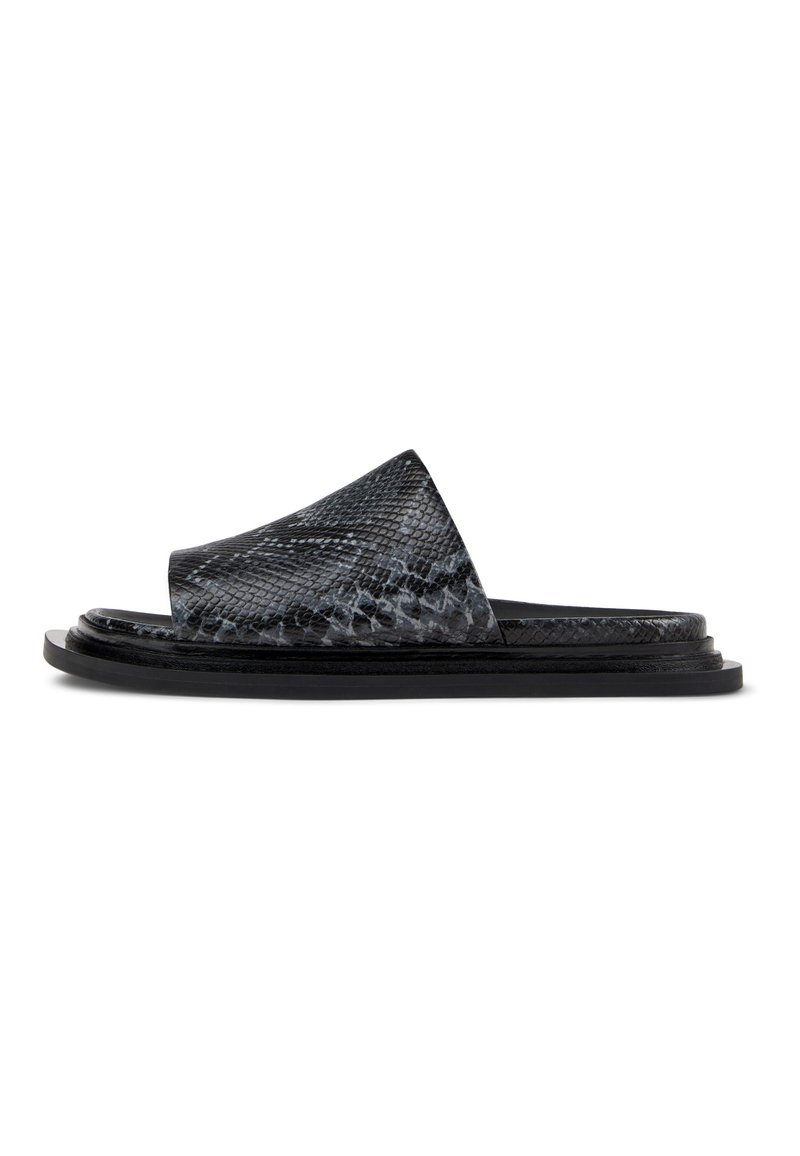 Zwarte en grijze slide sandal met slangenpatroon. Zachte bovenkant en platte zool. Rond open te ontwerp en minimalistische stijl.