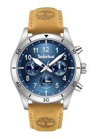 Orologio Timberland con cassa in acciaio inossidabile, quadrante testurizzato blu, indicatori delle ore argentati, tre sottodial, e un cinturino in pelle color nocciola con logo impresso.