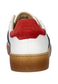 Baskets en cuir blanc avec accent en suède rouge au talon, panneaux latéraux bleu marine et semelle en gomme. Présente des coutures et un logo de la marque au talon.