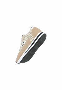 Baskets de sport beiges avec une tige en tissu texturé, des accents en daim, une semelle intermédiaire blanche et une semelle extérieure en caoutchouc noir à motifs.