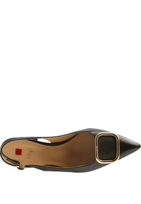 Zapato de tacón slingback negro de cuero con punta afilada y un acento cuadrado dorado cerca del dedo del pie, superficie texturizada y diseño de talón abierto.