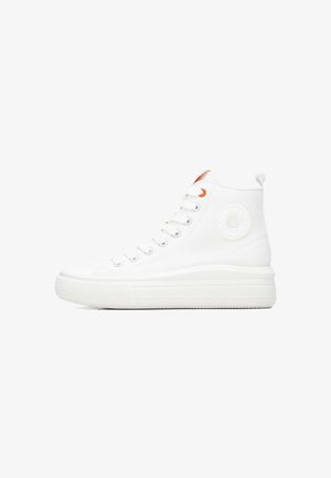 Zapatillas altas de lona blanca con suela texturizada, toques naranjas y un logo circular en el lateral. Presentan ojales y cordones.