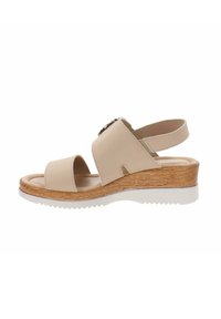 Sandalia de cuña beige con parte superior de cuero liso, dos correas anchas y un detalle de hebilla. Suela intermedia de madera y suela exterior de goma blanca.