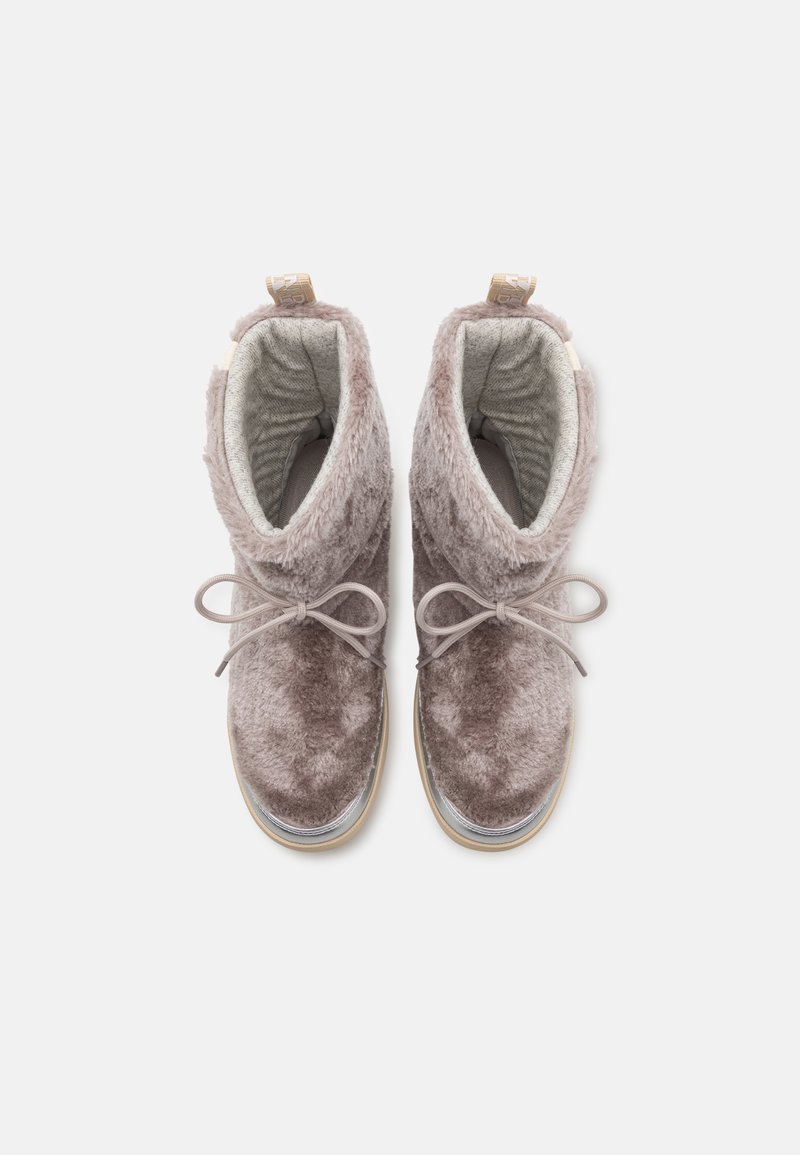 Szare pluszowe botki sięgające do kostek, z zaokrąglonymi noskami, teksturowaną powierzchnią oraz sznurowanym zapięciem. Posiadają miękką podszewkę i tanowy akcent w postaci pętli z tyłu.