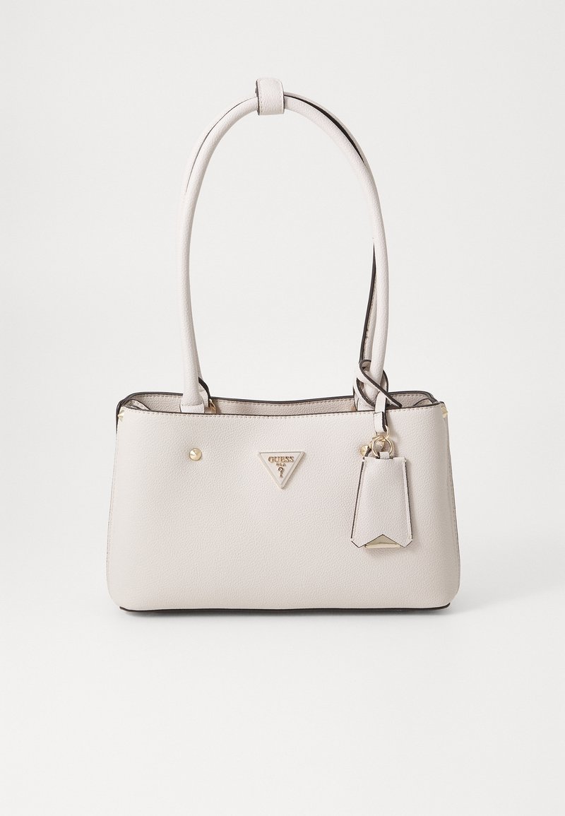 Sac à main rectangulaire en cuir blanc avec double porté-épaule, logo triangulaire doré et étiquette attachée sur fond blanc uni.