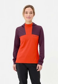 Langärmliger Hoodie mit Color-Blocking-Design, orangefarbener Vorderseite und violetten Ärmeln, aus leichtem Stoff gefertigt, mit dezenter Logoapplikation.