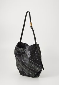 Melnas auduma plecu soma ar baltiem un zaļiem paisley bandana rakstiem un regulējamu melnu siksnu ar zeltītām "PINKO" burtu pērlēm.