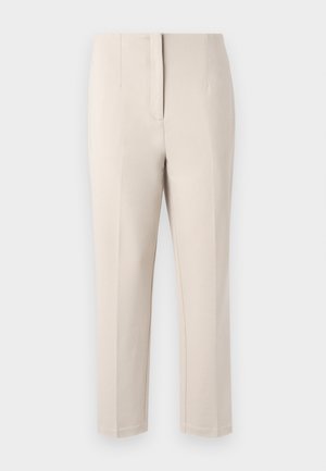 Pantalons beiges à coupe ajustée, jambes droites et couture frontale nette. Fabriqués en tissu lisse avec un léger éclat, sans matériel visible.