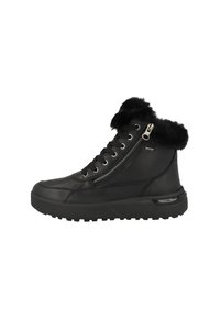 Czarne wysokie buty wykonane z fakturowanej skóry, z sztucznym futrem na krawędzi, sznurowanym przodem, bocznym zamkiem oraz masywną gumową podeszwą.