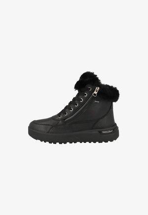Czarne wysokie buty wykonane z fakturowanej skóry, z sztucznym futrem na krawędzi, sznurowanym przodem, bocznym zamkiem oraz masywną gumową podeszwą.