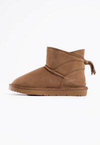 Stivale alla caviglia in suede marrone con tacco basso, design avvolto e un tassello decorativo sul retro. Presenta una suola in gomma per una maggiore durata.