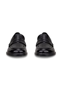 Ζευγάρι μαύρες δερμάτινες παντόφλες penny loafers με στρογγυλεμένη μύτη και χαμηλή φτέρνα, εμφανιζόμενες από μπροστά σε λευκό φόντο.