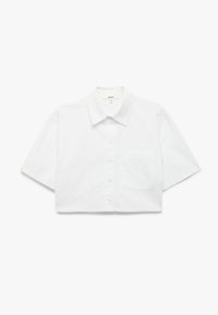 Wit, korte mouw, cropped button-up shirt met een kraag en een enkele borstzak, plat gelegd op een witte achtergrond.