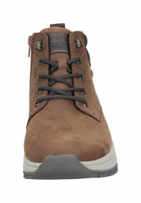 Bruine leren enkelboot met een gestructureerd oppervlak, contrasterende veters en een grijze rubberen zool. Heeft een ritssluiting en een merkdetail.