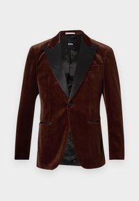 Donkerbruine fluwelen herenblazer met zwarte satijnen piekrevers, enkele knoopsluiting en klepzakken, met het label BOSS op de binnenkraag.