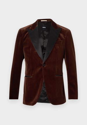 Blazer da uomo in velluto marrone scuro con revers in satin nero, chiusura a un bottone e tasche a taglio, etichettato BOSS all'interno del colletto.
