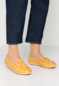 Tamaris WOMS SLIP-ON - Bootsschuh - sun