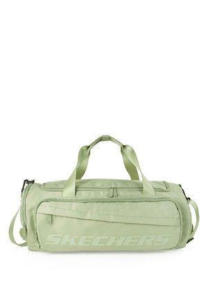 Bolsa de deporte verde con un gran logo de "SKECHERS", correa para el hombro ajustable, asas superiores y una textura de tejido suave con compartimentos con cremallera.