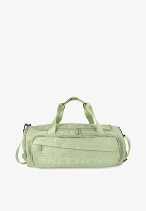 Bolsa de deporte verde con un gran logo de "SKECHERS", correa para el hombro ajustable, asas superiores y una textura de tejido suave con compartimentos con cremallera.