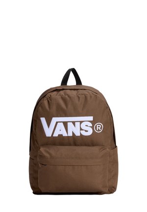 Brun stofrygsæk med en stor hvid "VANS" logo, enkelt frontlomme, polstret ryg og sort bærehåndtag på toppen.