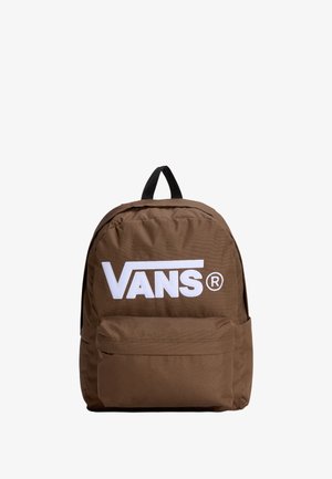 Zaino in tessuto marrone con grande logo "VANS" bianco, una tasca frontale singola, schienale imbottito e manico nero sulla parte superiore.