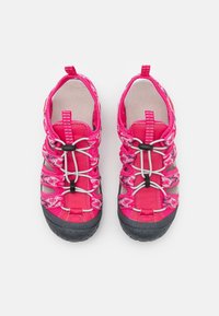 Rosa vattenskor med en texturerad gummisula, elastiska snören och sidoskärningar för ventilation. Har en dragflik för enkel påtagning.