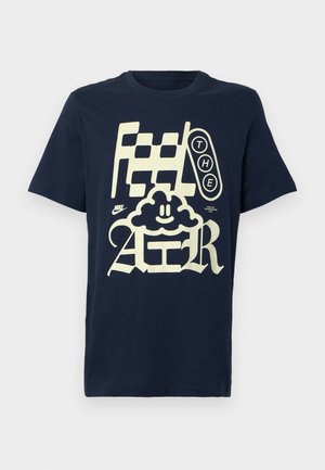 Tricou din bumbac albastru navy, cu text grafic îndrăzneț crem: „Feel THE AIR”, design jucăuș cu nori și logo-ul Nike lângă tiv.