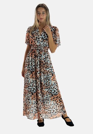 Robe maxi en tissu léger avec un motif léopard en noir, marron et bleu, présentant des manches courtes et une taille élastiquée.