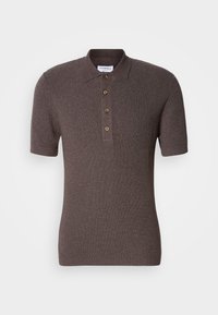 Polo de manga corta en tela de canalé marrón oscuro. Presenta un cuello con solapa y una tapeta de tres botones. Diseño limpio sin patrones.
