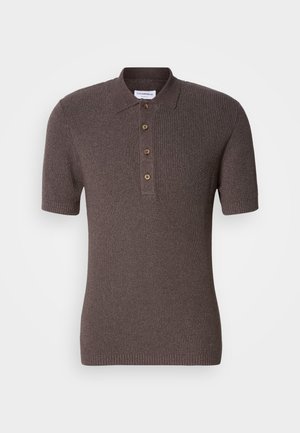 Polo à manches courtes en tissu côtelé marron foncé. Présente un col et une patte de boutonnage à trois boutons. Design épuré sans motifs.