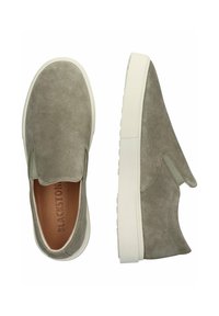 Šedé nubukové slip-on boty s elastickými bočními panely, bílou gumovou podrážkou a hnědou koženou stélkou, na které je vyznačena značka "BLACKSTONE."