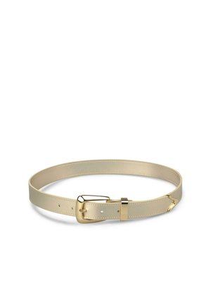 Cinturón de cuero beige claro con hebilla y presilla de metal dorado, colocado plano en círculo sobre fondo blanco.