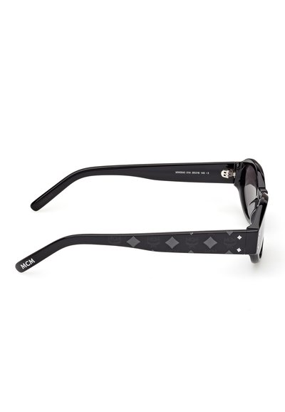 Czarne prostokątne okulary przeciwsłoneczne z błyszczącym wykończeniem, zdobione wzorem diamentów na zausznikach i logo MCM na lewym końcu zausznika, widok z boku.
