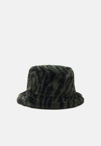 Chapeau seau en fausse fourrure rayé vert et noir avec une texture douce, couronne ronde et large bord. Matériau durable avec un motif audacieux.