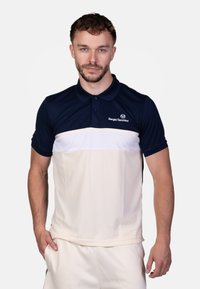 Navy en beige kleur-geblokkeerde polo shirt van gladde stof, met een omgeslagen kraag, knoopsluiting en geborduurd logo.