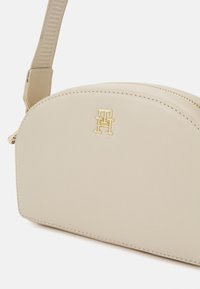 Tommy Hilfiger FRESH CAMERA BAG - Ülerinna-kott - classic beige