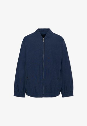 Giacca bomber blu navy con zip frontale, polsini ed orlo elasticizzati e due tasche laterali con bottone.