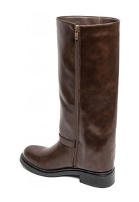Botte en cuir marron, hauteur genou, au toucher lisse, avec fermeture éclair sur le côté, semelle rembourrée et une bande subtile soulignant la zone de la cheville.