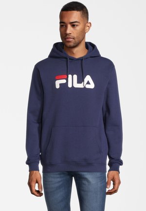 Marineblaue Kapuzenjacke mit einer Fronttasche, Kordelzugkapuze und großem FILA-Logo in Weiß und Rot. Hergestellt aus weichem, strukturiertem Material.