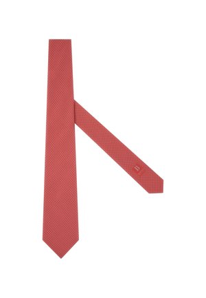 Cravate rouge avec un motif géométrique texturé, de forme étroite et à bouts pointus ; présente une petite étiquette de logo près de l'extrémité de la pointe étroite.