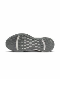 Suela de zapato de goma gris con un patrón texturizado que presenta pisadas ovaladas y circulares. Incluye un acento curvado prominente cerca del talón.