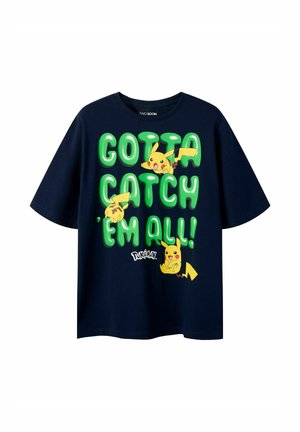 Granatowy t-shirt z zielonym napisem „GOTTA CATCH 'EM ALL!”, trzema postaciami Pikachu i małym logo Pokémon z przodu.