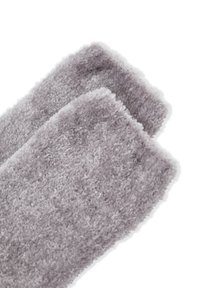 Graue, flauschige Socken mit einer weichen Textur, die zwei übereinanderliegende Paare zeigen. Das Material scheint plüschig und warm zu sein, mit einer glatten, gleichmäßigen Oberfläche.