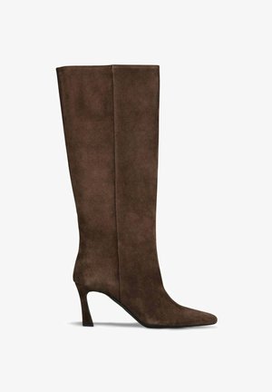 Stivale marrone in suede fino al ginocchio con punta affusolata e tacco stretto, caratterizzato da un design elegante e una superficie liscia.