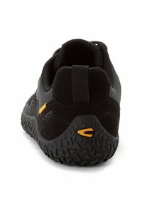 Schwarzer Sportschuh mit einer strukturierten Gummisohle, Suede-Akzenten und einer auffälligen Zuglasche an der Ferse. Verfügt über ein gelbes Markendetail.