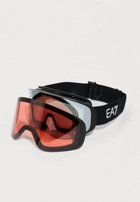 Černé lyžařské brýle EA7 s odnímatelnými červenými a zrcadlovými čočkami a nastavitelným černým pásem s bílým logem EA7.