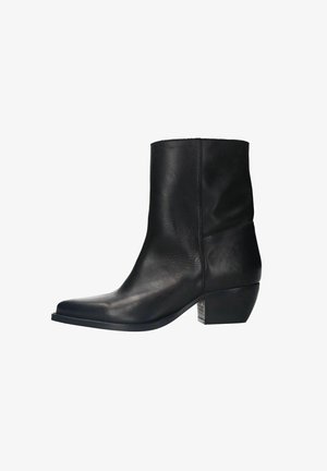 Schwarze Leder-Ankle Boots mit spitzer Zehe und niedrigem, gestapeltem Absatz, die eine glatte Textur und ein minimalistisches Design aufweisen.