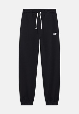 Schwarze Jogginghose mit elastischem Bund, Kordelzug und Bündchen am Knöchel. Besitzt ein kleines weißes "N"-Logo am linken Oberschenkel. Weicher Stoff.