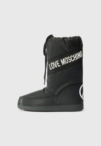 Svart vattentålig känga med rundad tå, dragsko-stängning och en rem med "LOVE MOSCHINO"-logotyp. Slät yta med platt sula.